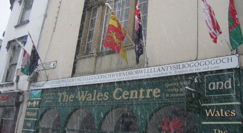 Schild über dem Wales-Centre