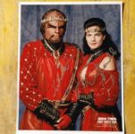 Worf und Jadzia Dax im roten Hochzeits-Outfit
